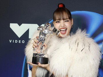 Rekor! Lisa BLACKPINK Solois Asia Pertama di MTV VMAs 2026