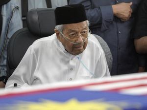 Momen Haru Mahathir Mohamad Pakai Selang Oksigen Saat Antarkan Jenazah Istri
