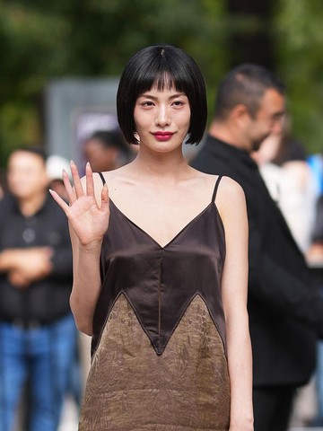 Gaya Nana Pakai Slip Dress di Show Ferragamo Usai Dikritik karena Filler Bibir