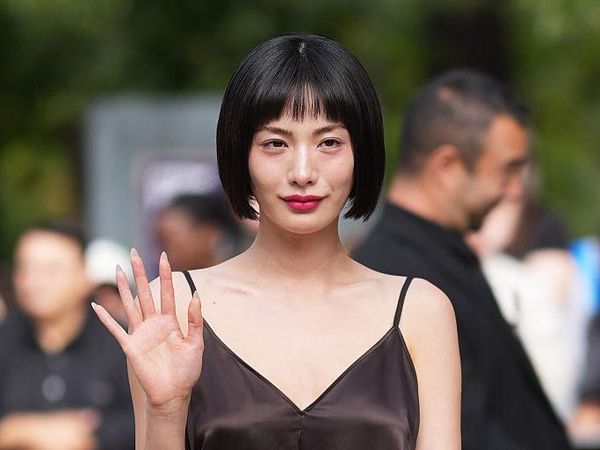 Gaya Nana Pakai Slip Dress di Show Ferragamo Usai Dikritik karena Filler Bibir