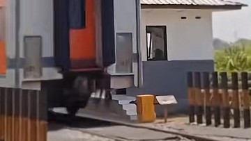 Penjaga Tidur, Palang Pintu di Kediri Tak Tertutup Saat KA Lewat