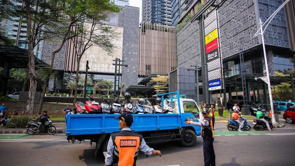 Parkir Liar di Senopati Ditertibkan, Puluhan Kendaraan Diangkut
