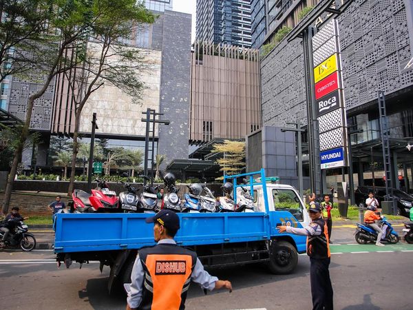 Parkir Liar di Senopati Ditertibkan, Puluhan Kendaraan Diangkut