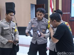 Pak Bhabin Polres Blitar Kota Diajari Ngonten-Dekatkan Diri ke Masyarakat