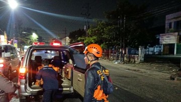 Pemotor Aerox Tewas Setelah Tabrak Dump Truk di Sukolilo Surabaya