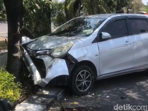 Ibu Naik Calya Mau Jemput Anak ke Sekolah Tabrak Pohon di A Yani Surabaya