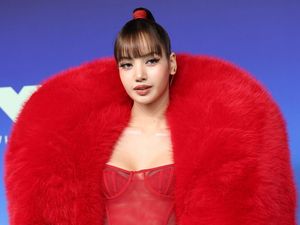 Gaya Dramatis Lisa BLACKPINK di MTV VMA 2026, Menang Best Pop Award