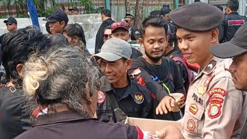 Polda Metro Bagikan Air Minum dan Roti ke Massa Aksi di Silang Monas