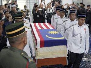 Istri Mahathir Mohamad Dimakamkan, Pelayat Beri Penghormatan Terakhir