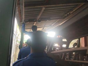 SMPN 4 Gresik Geger Usai Siswa Melihat Piton Nangkring di Atap Kelas