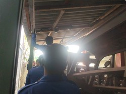 SMPN 4 Gresik Geger Usai Siswa Melihat Piton Nangkring di Atap Kelas