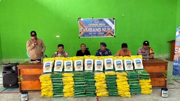 JALUR Polda Riau Sapa Warga Pesisir Siak, Salurkan 100 Karung Beras
