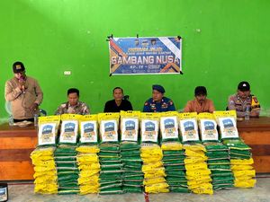 JALUR Polda Riau Sapa Warga Pesisir Siak, Salurkan 100 Karung Beras