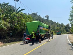 Pemotor Tewas Tertabrak Truk Saat Nyalip Mobil di Jalan Mamuju