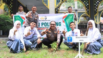 Tanam Pohon Bareng Siswa, Polres Inhil Dorong Gerakan Green Policing di Sekolah