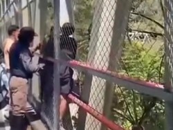 Pria di Kota Batu Nekat Panjat Pagar Pembatas di Jembatan Cangar