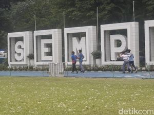 Salju Turun di Lapangan Sempur Kota Bogor, Warga Sambut Riang