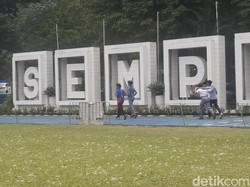 Salju Turun di Lapangan Sempur Kota Bogor, Warga Sambut Riang
