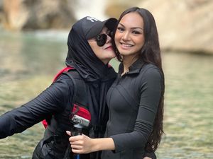 Momen Quality Time Sarita Abdul Mukti Bareng Shabina Mecca ke Curug Sentul