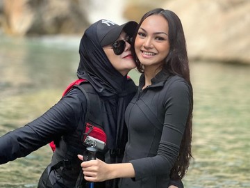 Momen Quality Time Sarita Abdul Mukti Bareng Shabina Mecca ke Curug Sentul