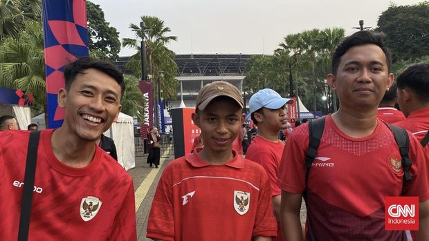 Suporter Timnas Indonesia Tiga suporter Timnas Indonesia, Rizky (kanan), Juki (tengah), dan Kariman (kiri) sebelum laga melawan Malaysia di GBK, Senin (28/9).