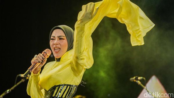 Bikin Ngakak! Syahrini Kaget Muncul Paus Pas Main TikTok