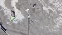 Aksi Nekat Pria Nge-drift Jet Ski Saat Bangkok Banjir, Polisi Turun Tangan