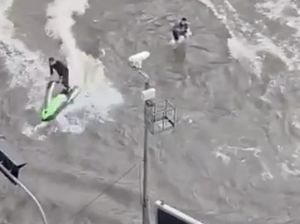 Aksi Nekat Pria Nge-drift Jet Ski Saat Bangkok Banjir, Polisi Turun Tangan