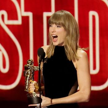Taylor Swift LOS ANGELES, CALIFORNIA - SEPTEMBER 27: Taylor Swift accepts the Artist Director Honors onstage during the 2026 MTV Video Music Awards (VMAs) at Peacock Theater on September 27, 2026 in Los Angeles, California. Kevin Winter/Getty Images/AFP (Photo by KEVIN WINTER / GETTY IMAGES NORTH AMERICA / Getty Images via AFP)