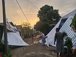 7 Rumah di Mamuju Rusak Diterjang Angin Kencang Disertai Hujan