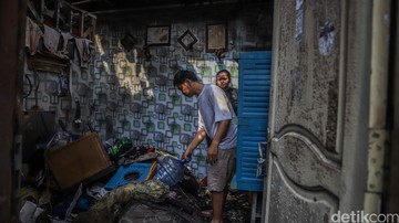 Usai Dilalap Api, Warga Kampung Muka Kembali Berburu Barang Berharga