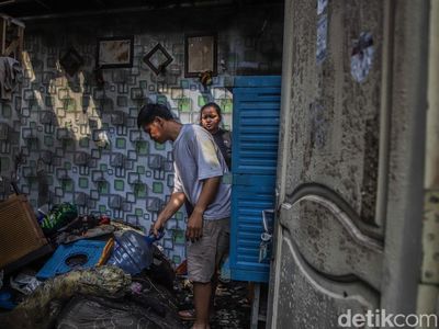 Usai Dilalap Api, Warga Kampung Muka Kembali Berburu Barang Berharga