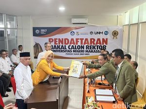 Warek Aslinda Daftar di Pilrek UNM, Diantar 21 Anggota Senat