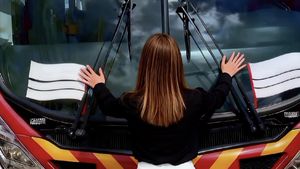 Wanita Ini Terobsesi dan Nikah dengan Bus, Cari Sensasi?