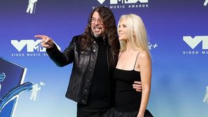 Potret Dave Grohl Bawa Istri ke MTV VMA Tuai Kritik Setelah Skandal Selingkuh