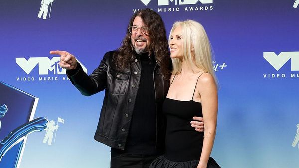 Potret Dave Grohl Bawa Istri ke MTV VMA Tuai Kritik Setelah Skandal Selingkuh