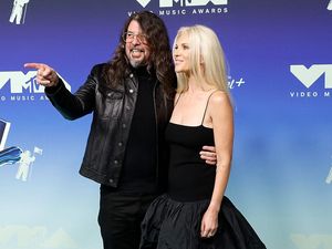 Potret Dave Grohl Bawa Istri ke MTV VMA Tuai Kritik Setelah Skandal Selingkuh