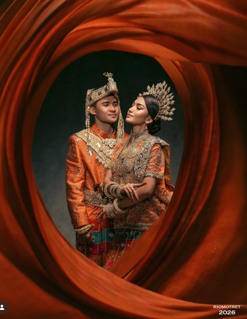 Potret Prewedding Asnawi Mangkualam &amp; Yuriska Patricia, Serasi Berbusana Adat