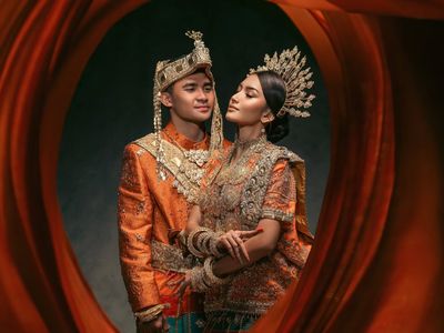 Potret Prewedding Asnawi Mangkualam & Yuriska Patricia, Serasi Berbusana Adat