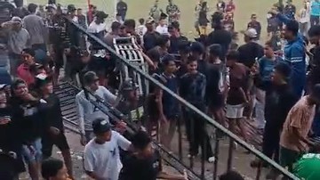 Final Bupati Pasuruan Cup Rusuh, Besi Pembatas Lapangan Dijarah