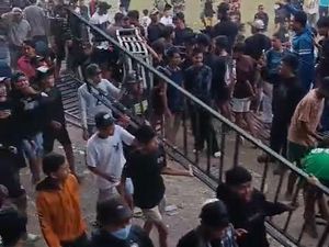 Video: Final Bupati Cup Pasuruan Ricuh, Massa Jarah Pagar Lapangan