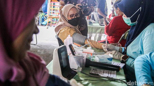 Cegah Penularan TBC, Warga Gambir Jalani Skrining dan Cek Kesehatan Gratis