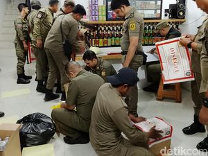 Ribuan Botol Miras di Tengah Aktivitas Terminal Cibinong