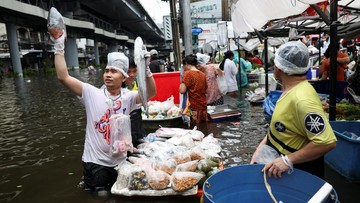 Terendam Banjir, Jalanan Bangkok Jadi <i>Floating Market</i> Dadakan