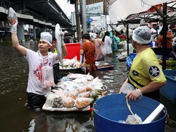 Terendam Banjir, Jalanan Bangkok Jadi Floating Market Dadakan