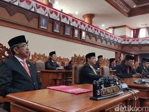 Eks Dirut Perumda Pasar I Made Westra Dilantik Jadi Anggota DPRD Denpasar