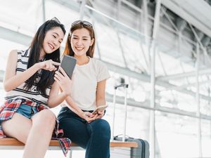 Turis China Punya Tren Baru: Beli Baju, Foto, kemudian Buang