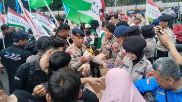 Pelayanan Humanis, Polisi Bagikan Makanan ke Massa Aksi di DPR