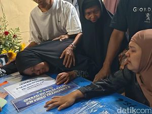 Isak Tangis Sambut Kedatangan Jenazah Guntur Korban KM Virgo di Solo
