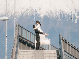 Pemotretan Jerome Polin & Kekasih Usai Lamaran, Mesra di Depan Gunung Fuji